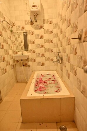 Deep soaking bathtub - Banarasi Kothi (Varanasi)