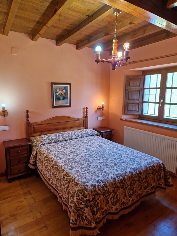 4 bedrooms, WiFi - Your Idyllic Rural Retreat in the Heart of Asturias (El Mortorio)