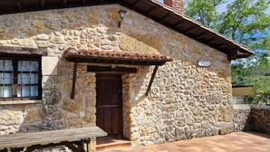 Edifici de pedra amb una porta de fusta, una finestra petita i un rètol que diu "CEREZAL 3".