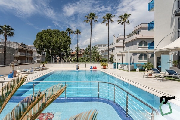Una piscina al aire libre (de 08:00 a 00:00), sombrillas, tumbonas