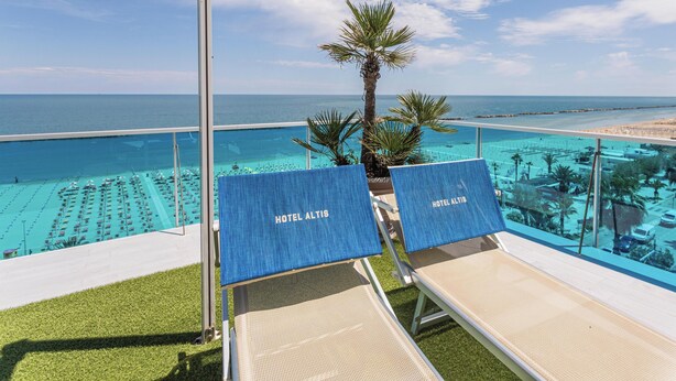 Zona de piscina con sillones de descanso que indican 