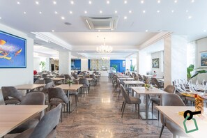 Se ofrece un desayuno bufé (20 EUR por persona)