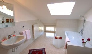 Comfort-Doppelzimmer | Badezimmer