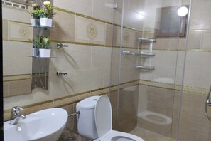 Shower, towels, soap, toilet paper - Apartment for July and August (Tangier)