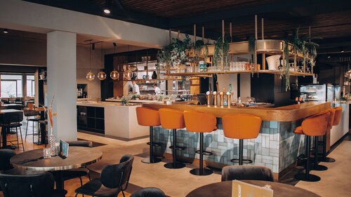 Luxury room with a balcony overlooking De Gouden Ham, offering modern amenities and a serene, picturesque setting.