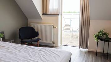 1 bedroom, desk, WiFi, bed sheets