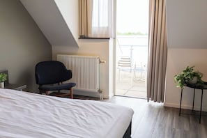 1 bedroom, desk, WiFi, bed sheets