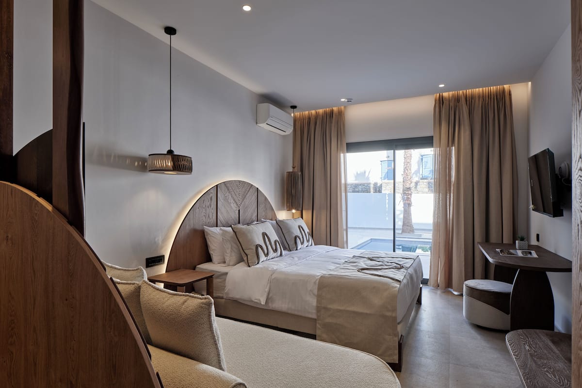 Luxury Triple Room With Shared Heated Pool | Sengetøy i egyptisk bomull, sengetøy av topp kvalitet og safe på rommet