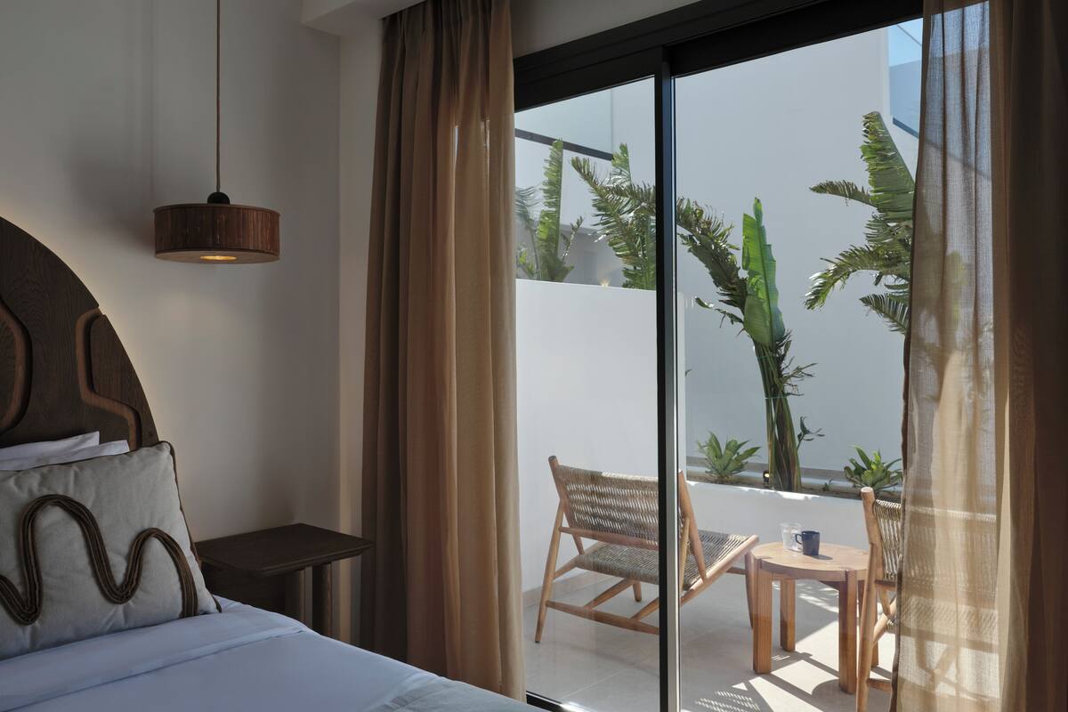 Double Room, With Side Pool View And Balcony | Sengetøy i egyptisk bomull, sengetøy av topp kvalitet og safe på rommet