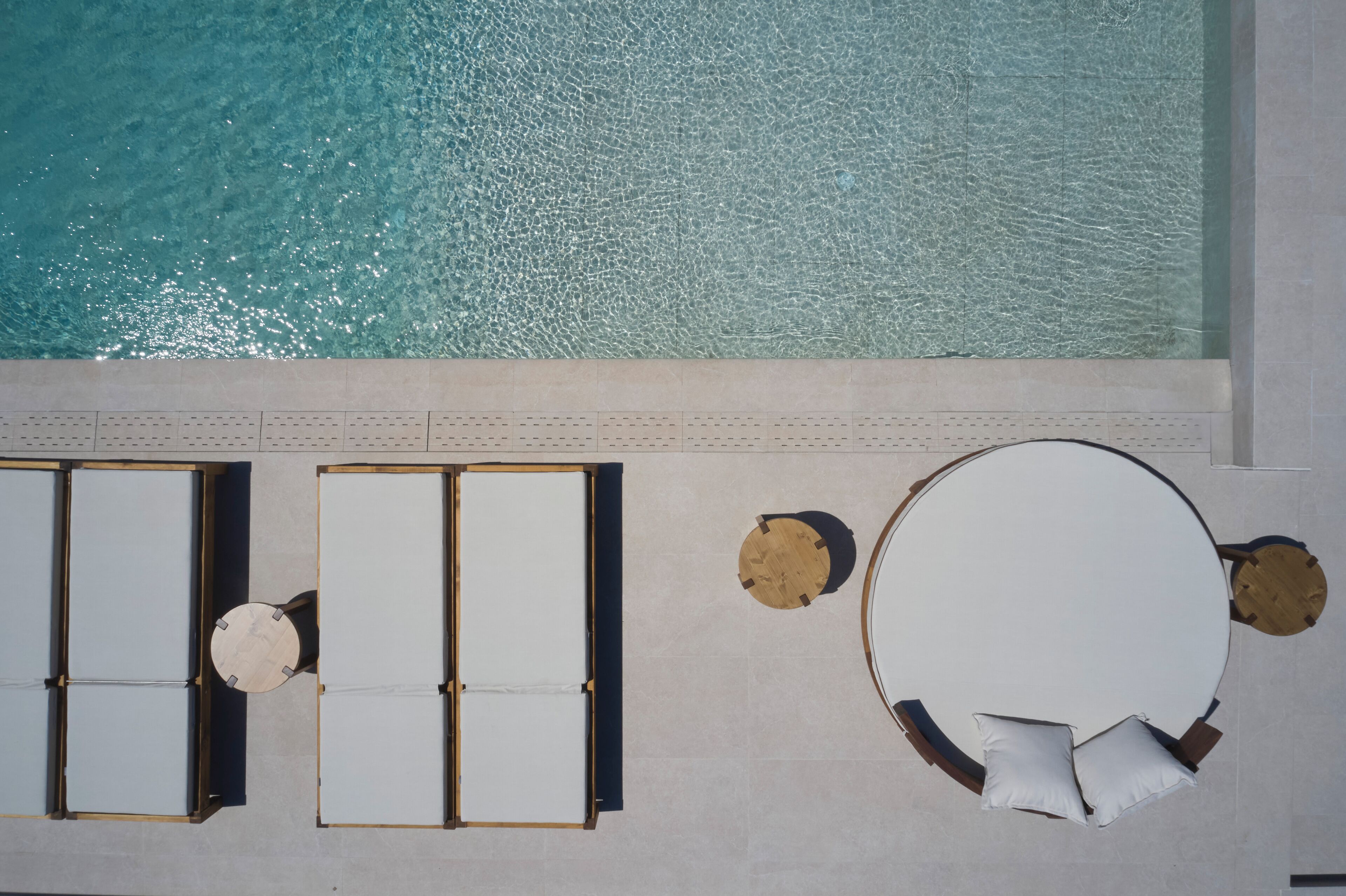 Upper Floor Pool Access Suite | Zona de estar | Smart TV de 32 pulgadas con canales por satélite, una oficina