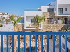 Exclusive Two Bedroom Apartment With Pool View (adjacent building) | Terraza o patio