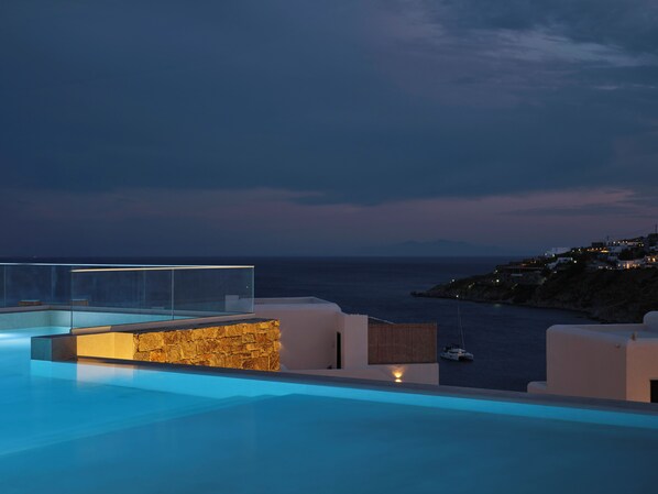 Außenpool (je nach Saison geöffnet), Sonnenschirme, Liegestühle