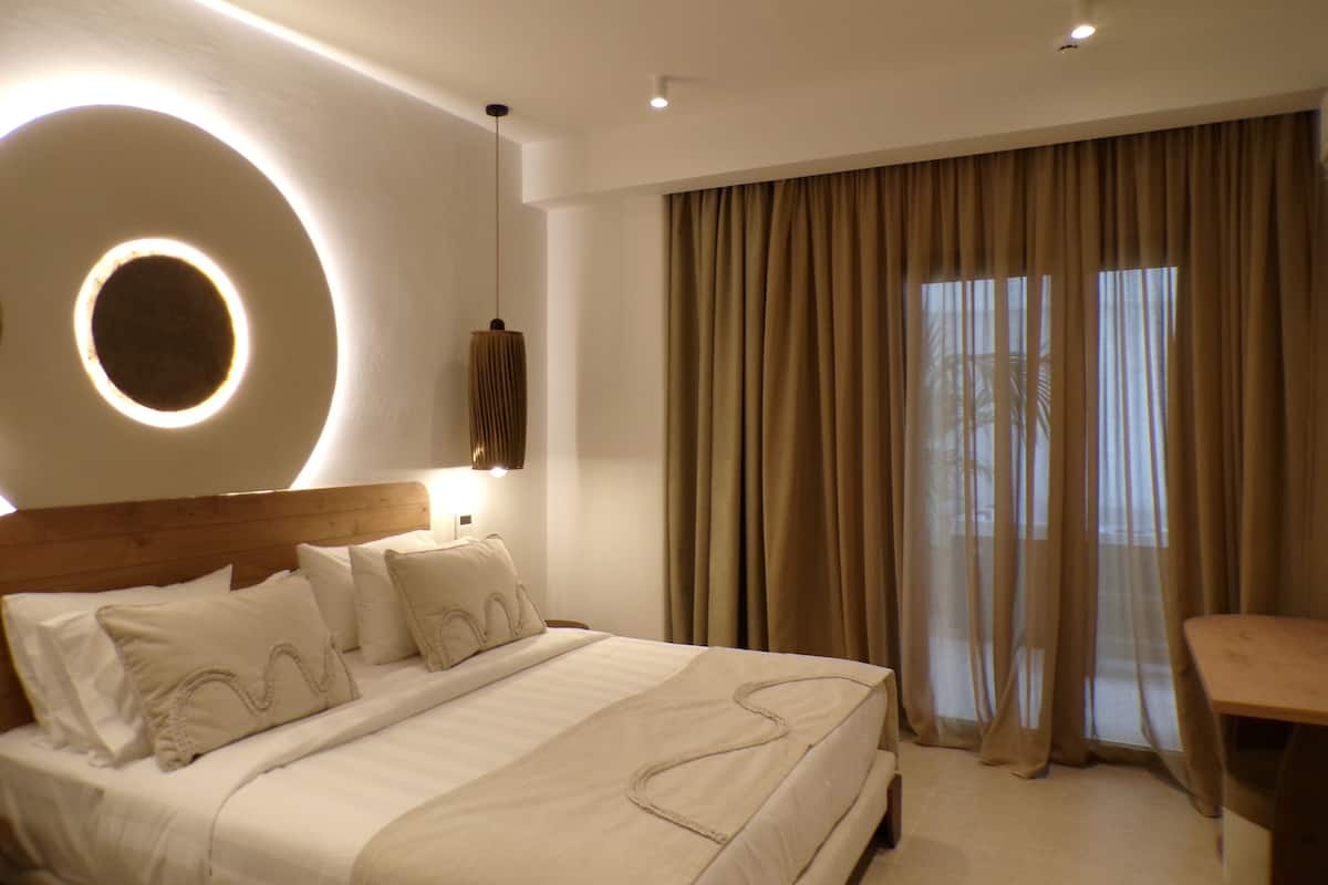 Premier One Bedroom Apartment With Private Jacuzzi | Sengetøy i egyptisk bomull, sengetøy av topp kvalitet og safe på rommet