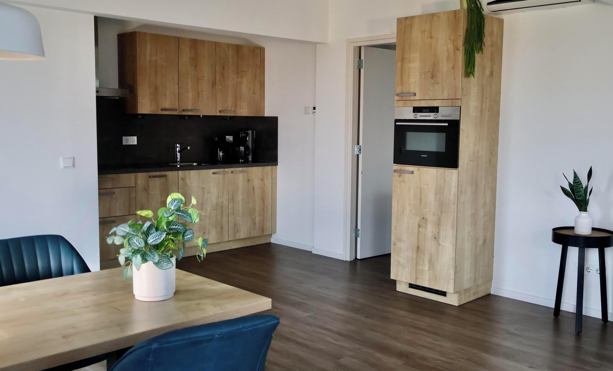 Een vaatwasser, een koffiezetapparaat/waterkoker