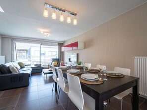 Dining - Cosy apartment for 6 guests with WIFI, TV and balcony (Bruges)