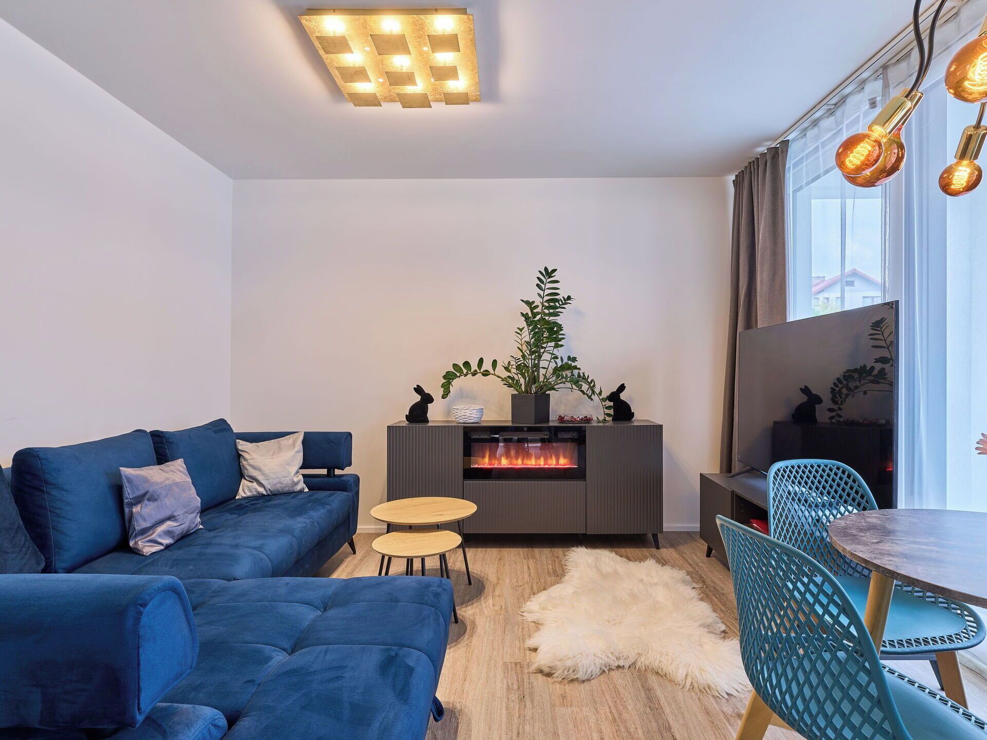 Möbel, Interior Design, Flooring, Couch, Wand, Fussboden, Wohnzimmer, Holz, Decke, Light Fixture