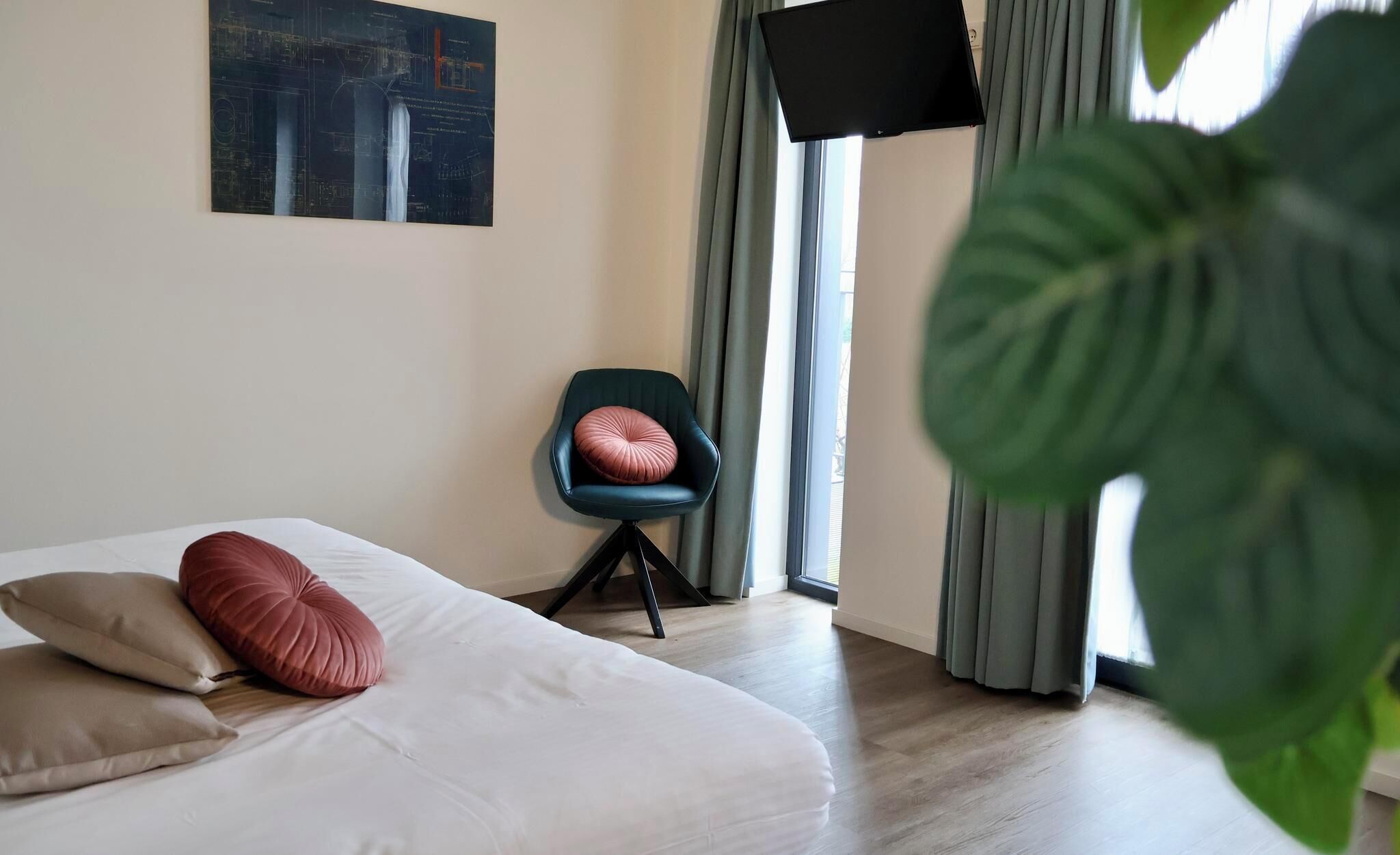 10 habitaciones, escritorio, wifi y ropa de cama 