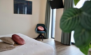 10 habitaciones, escritorio, wifi y ropa de cama
