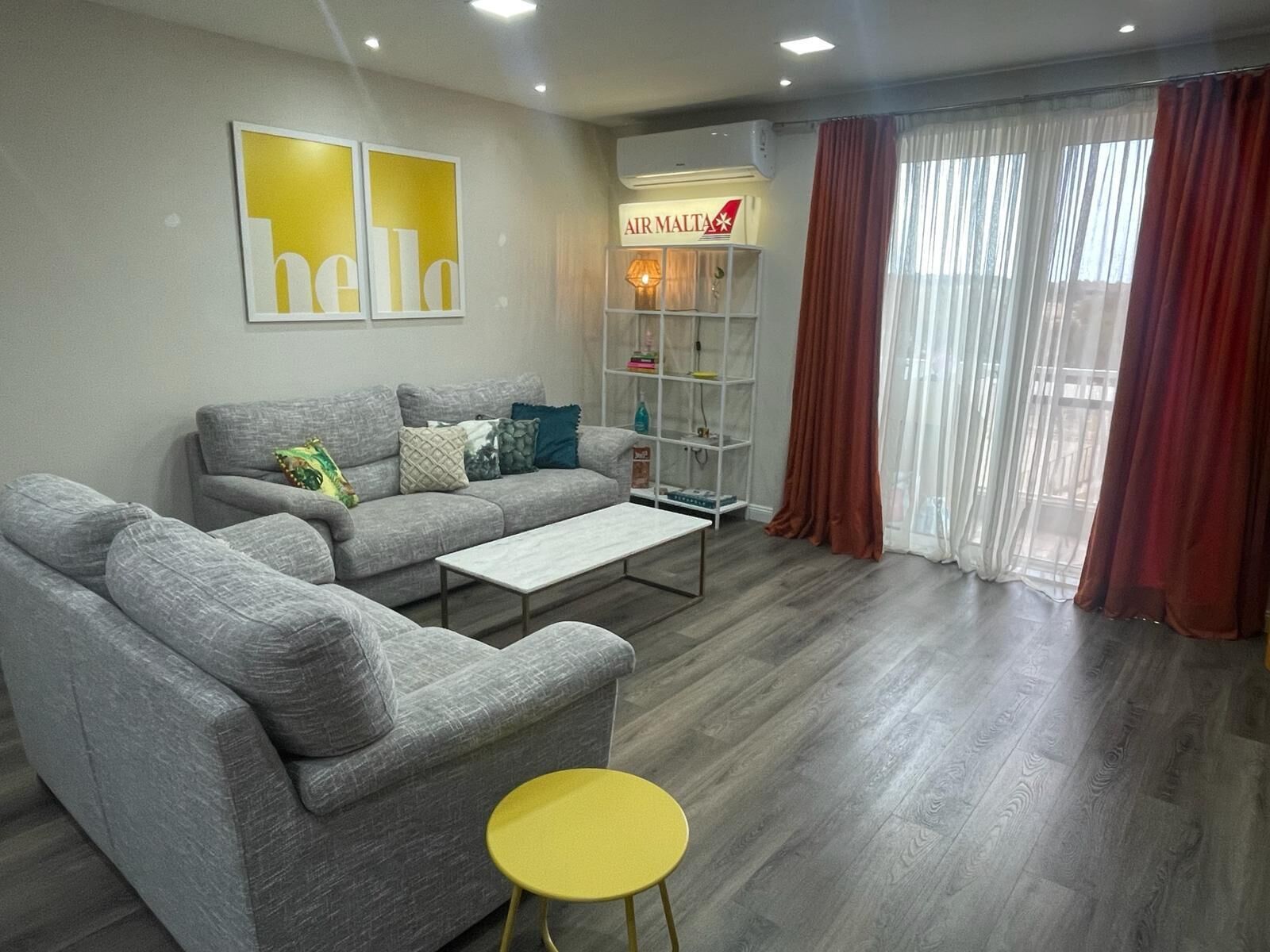 Una televisión de pantalla plana