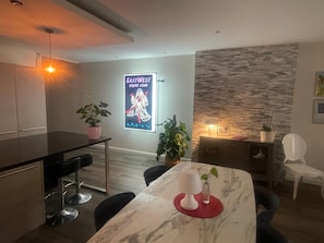 Dining room - East West Apartment (Marsaxlokk)
