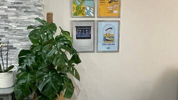 Una televisión de pantalla plana