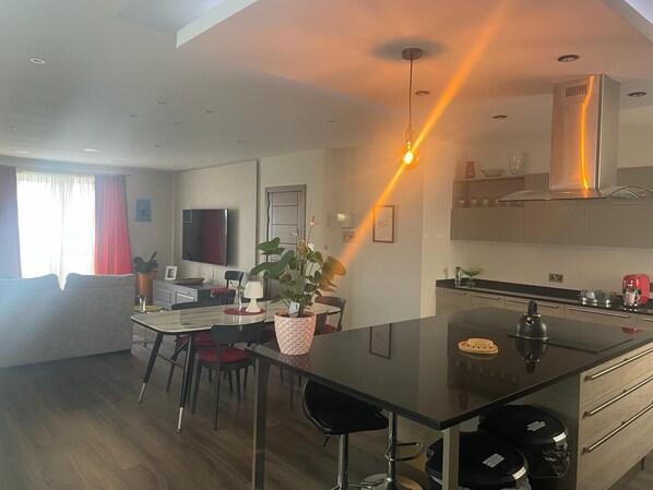 Electric kettle, toaster