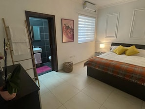 2 quartos, cofres nos quartos, ferros/tábuas de passar roupa