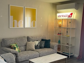 Flat-screen TV - East West Apartment (Marsaxlokk)