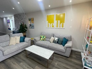 Flat-screen TV - East West Apartment (Marsaxlokk)