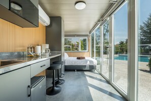 1 slaapkamer, verduisterende gordijnen, een strijkplank/strijkijzer