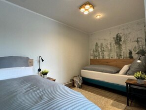 Classic-Apartment | Badezimmer | Dusche, Handtücher, Seife, Shampoo