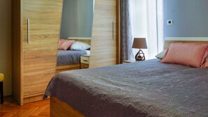 Room - Nice apartment for 6 people with WIFI, pool, A/C, TV, balcony, pets allowed and panoramic view (Rijeka)