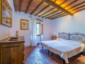 2 bedrooms, travel crib, free WiFi