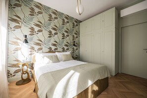 1 dormitori, caixa forta a l'habitació i planxa i posts de planxar