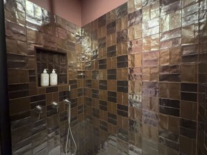 Dutxa, assecador de cabells, bidet i tovalloles