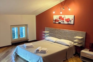 3 bedrooms, travel cot, free WiFi, bed sheets