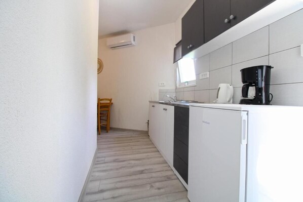 Fridge, microwave, stovetop, coffee/tea maker