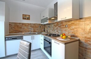 Refrigerador, horno, lavavajillas, cafetera/tetera