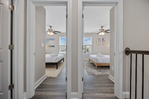 5 habitaciones, escritorio y tabla de planchar con plancha 