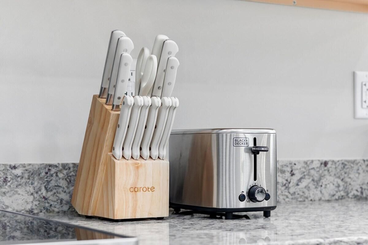 Un piano di lavoro da cucina con un portachiodi e un tostapane.