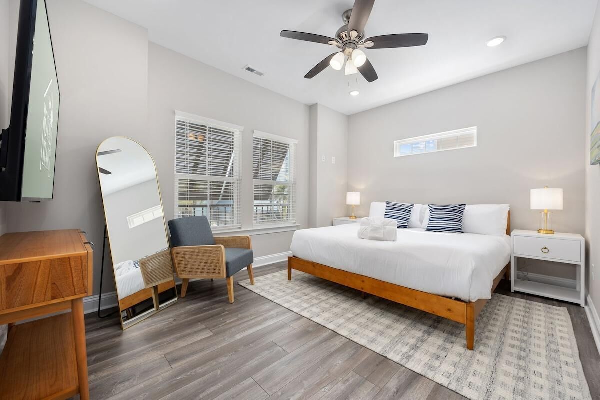 4 bedrooms, iron/ironing board, Internet, bed sheets