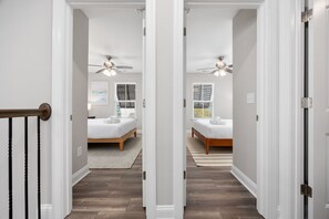 4 chambres, bureau, fer et planche à repasser, lit parapluie