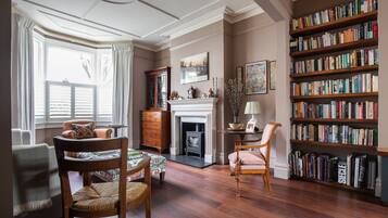 Departamento (4 Bedrooms) | Área de sala de estar | Televisión y consola de videojuegos