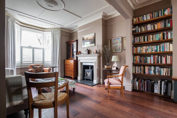 Căn hộ (4 Bedrooms) | Khu phòng khách | TV, máy chơi game 