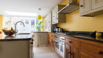 Departamento (4 Bedrooms) | Cocina privada | Microondas, horno, lavavajillas y tetera eléctrica