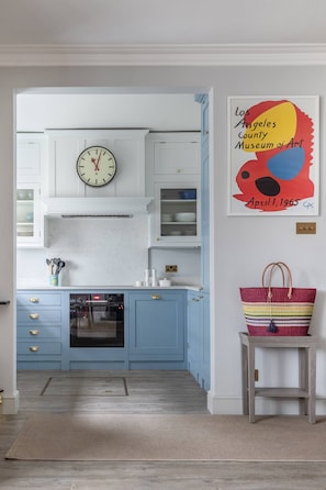 Apartment (3 Bedrooms) | Eigene Küche | Ofen, Geschirrspüler, Wasserkocher