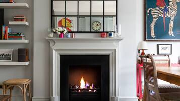 Apartment (3 Bedrooms) | Living area | TV