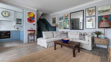 Apartment (3 Bedrooms) | Living area | TV