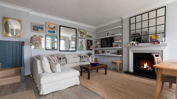 Apartment (3 Bedrooms) | Living area | TV