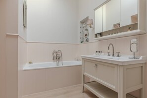 Apartment (2 Bedrooms) | Bathroom | Hair dryer, towels, shampoo, toilet paper - Cranley Mews VI by Onefinestay (London)